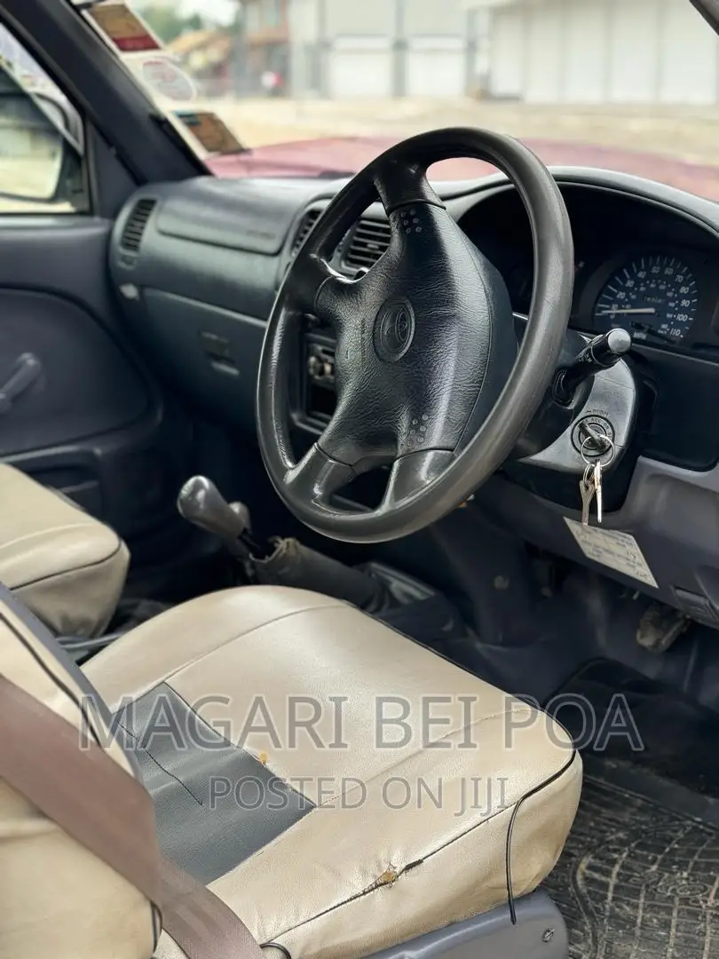 Toyota Hilux 2001 White