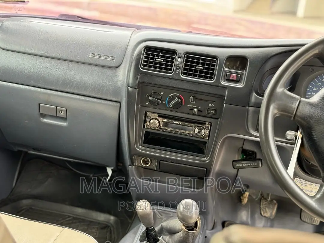 Toyota Hilux 2001 White