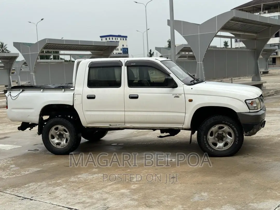 Toyota Hilux 2001 White