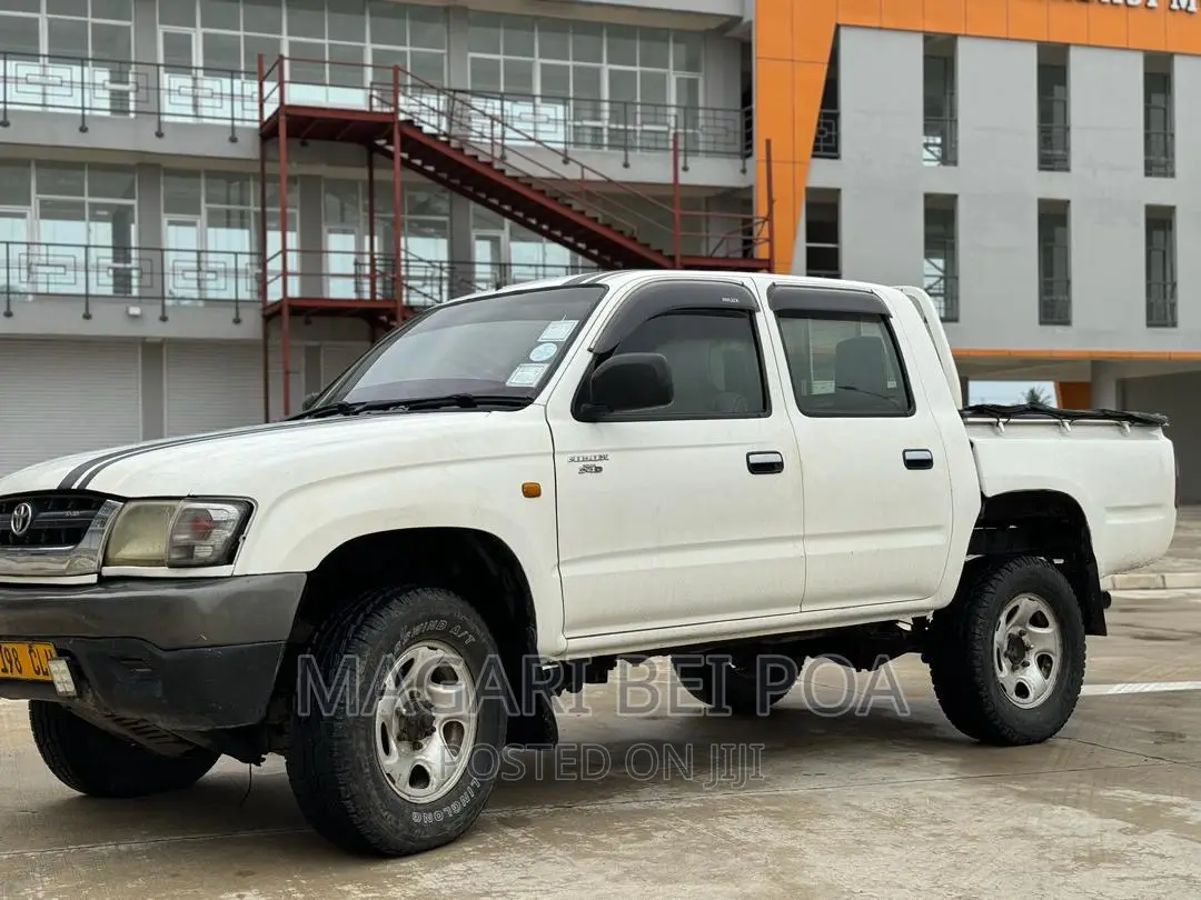 Toyota Hilux 2001 White