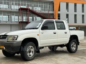 Toyota Hilux 2001 White