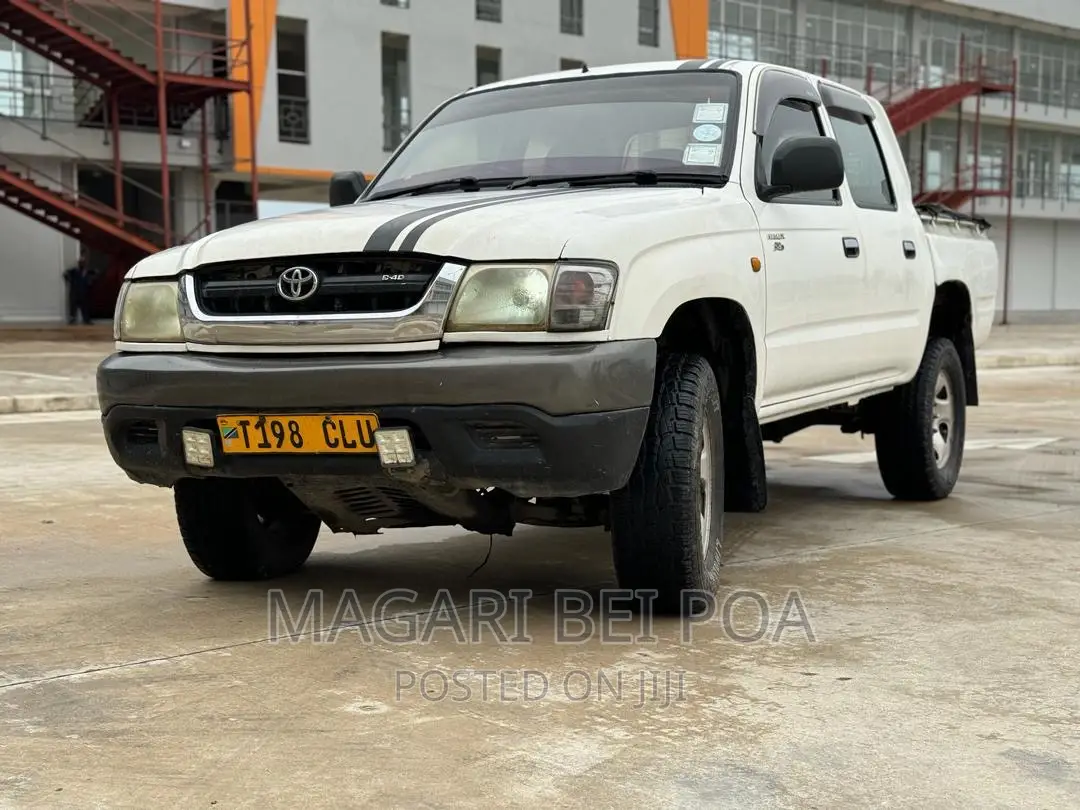 Toyota Hilux 2001 White