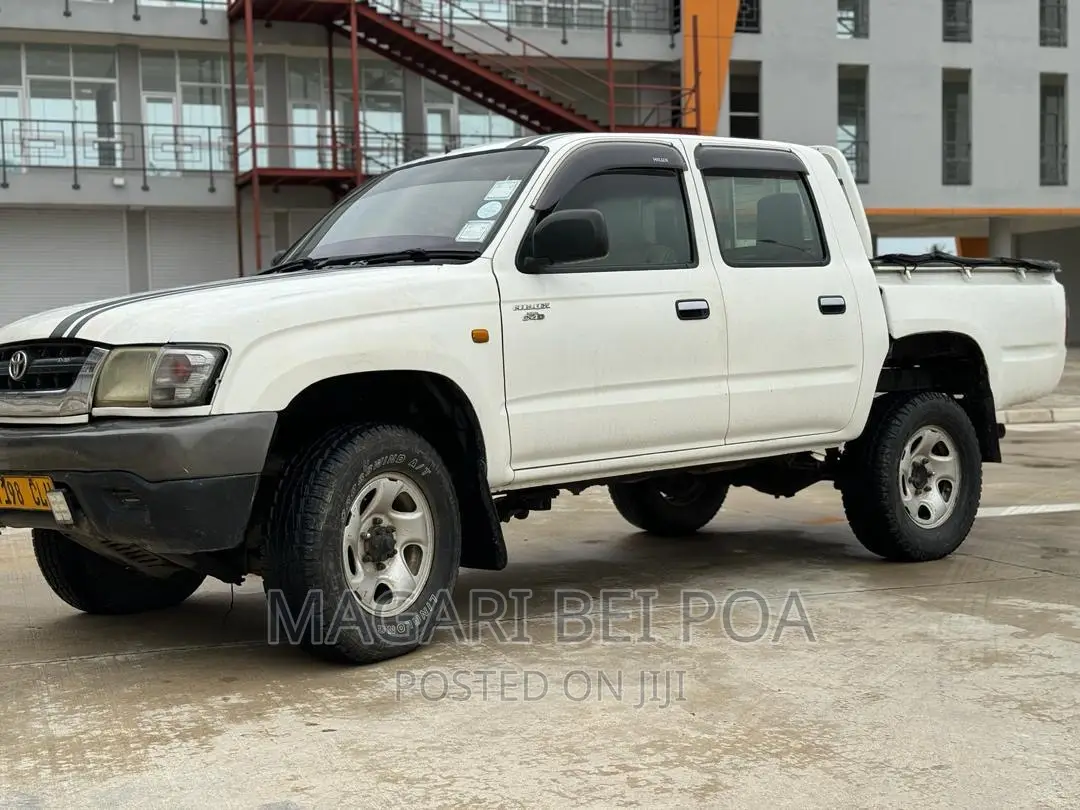 Toyota Hilux 2001 White
