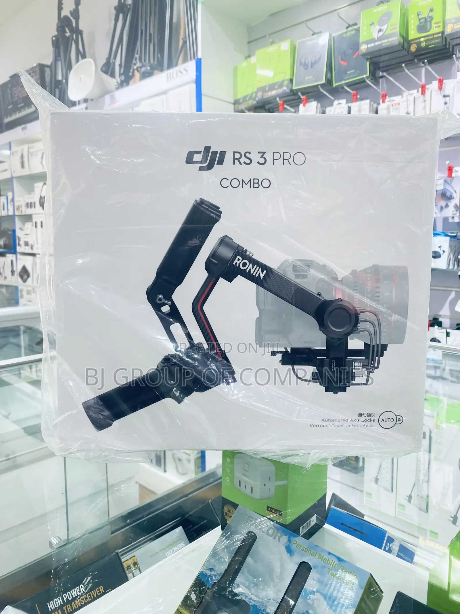 DJI RS 3 Pro Gimbal Stabilizer Combo