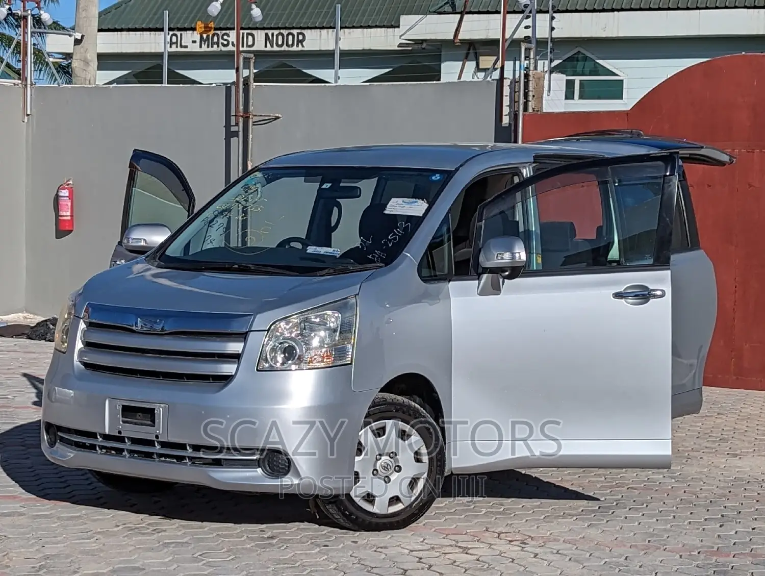 Toyota Noah 2009 Silver
