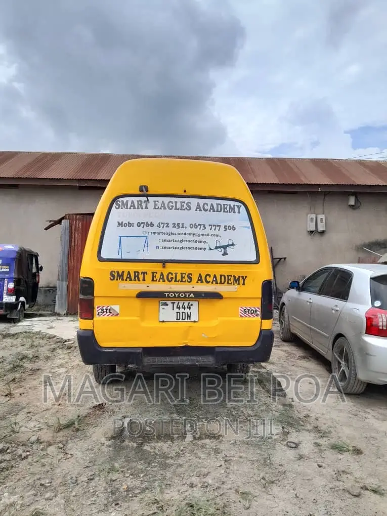 Toyota HiAce 2002 Orange