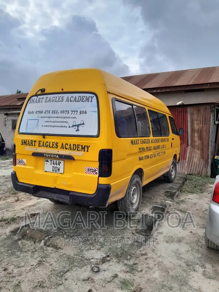 Toyota HiAce 2002 Orange