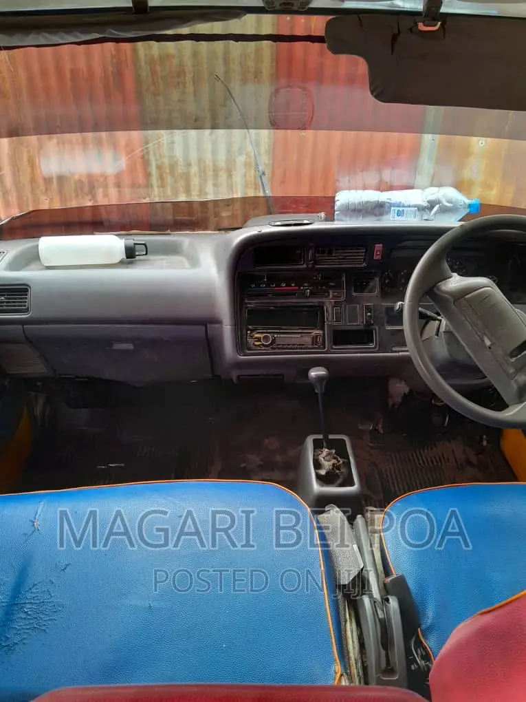 Toyota HiAce 2002 Orange