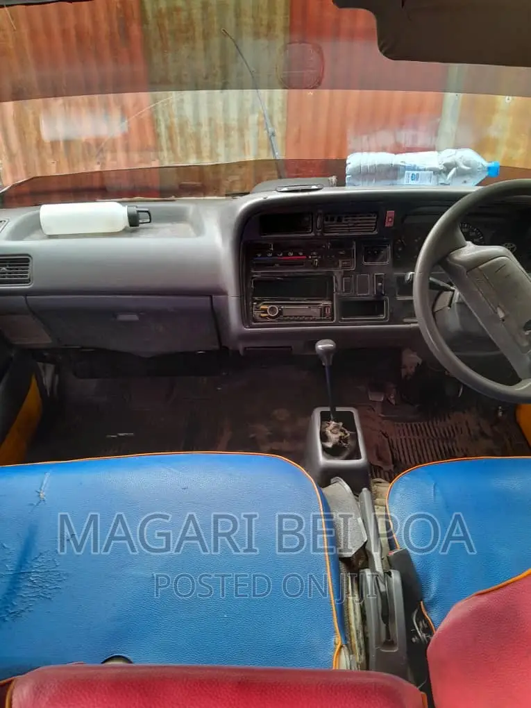 Toyota HiAce 2002 Orange