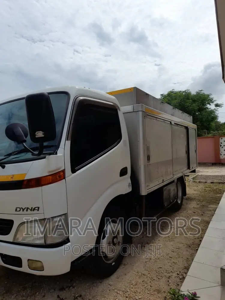 Toyota Dyna 2005 White