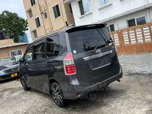 Toyota Noah 2.0 143hp AWD (7 Seater) 2009 Gray