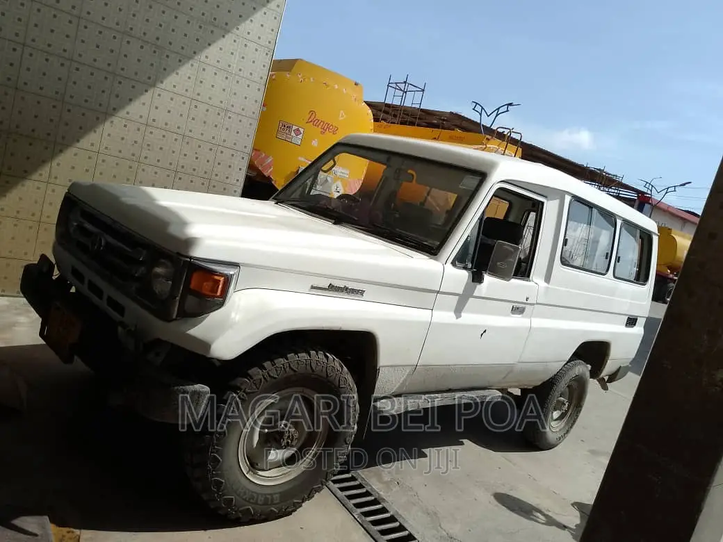 Toyota Land Cruiser 2005 White