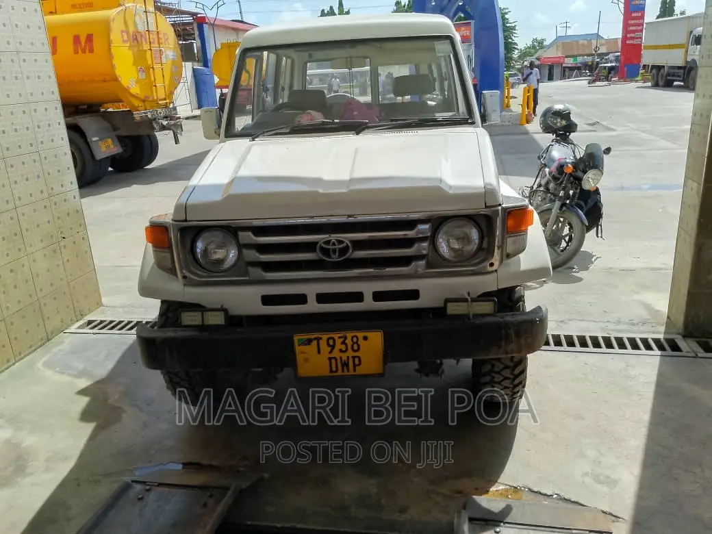 Toyota Land Cruiser 2005 White