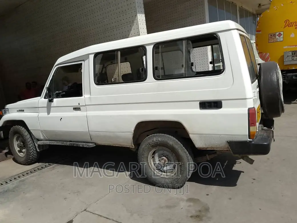 Toyota Land Cruiser 2005 White
