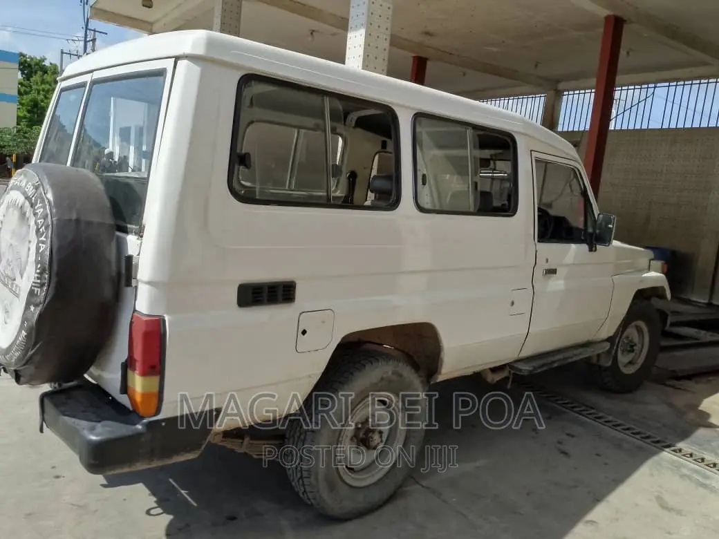 Toyota Land Cruiser 2005 White