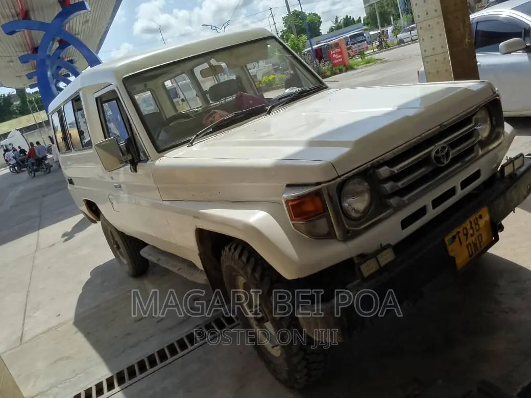 Toyota Land Cruiser 2005 White