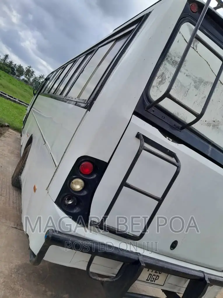 Tata Starbus Ultra Skool 2003 White