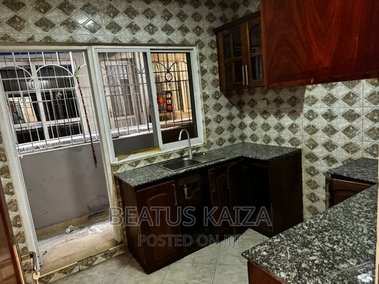 3bdrm Block of Flats in Kariakoo Fire for rent
