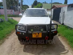 Toyota Hilux 2002 White