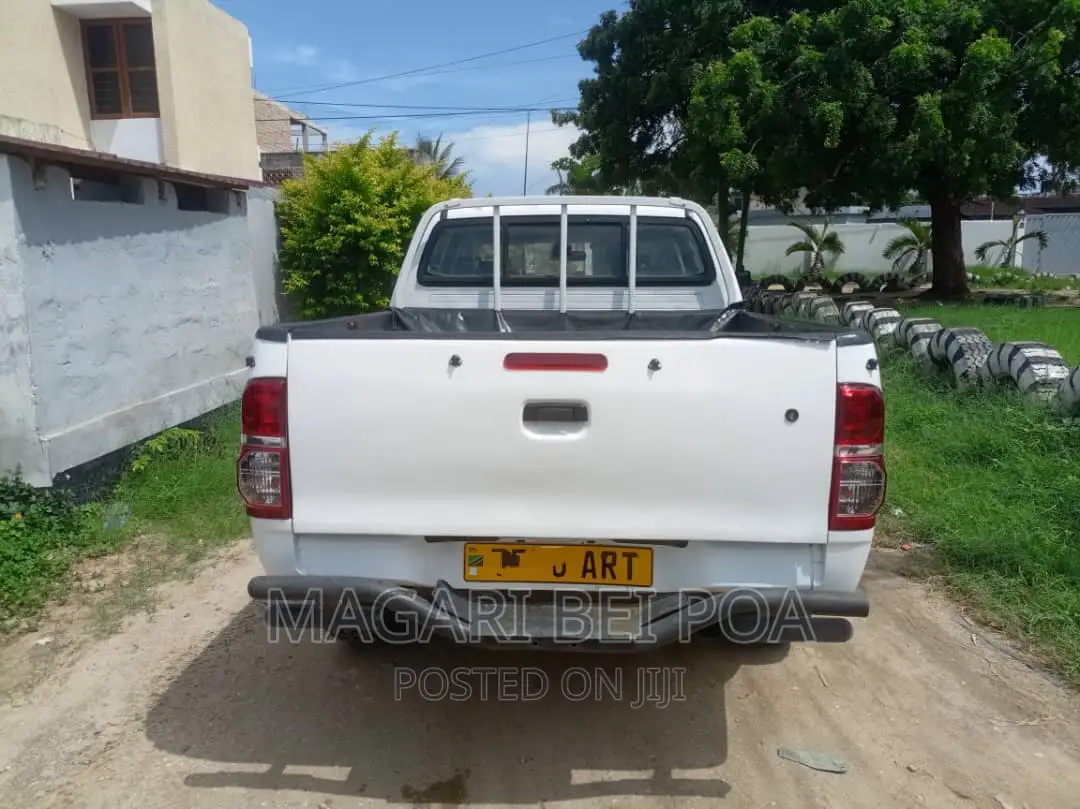 Toyota Hilux 2002 White