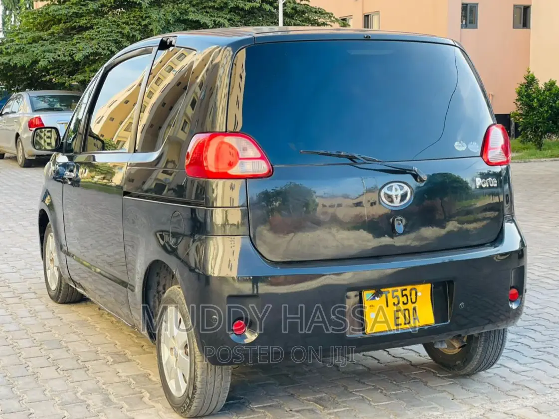 Toyota Porte 2005 Black