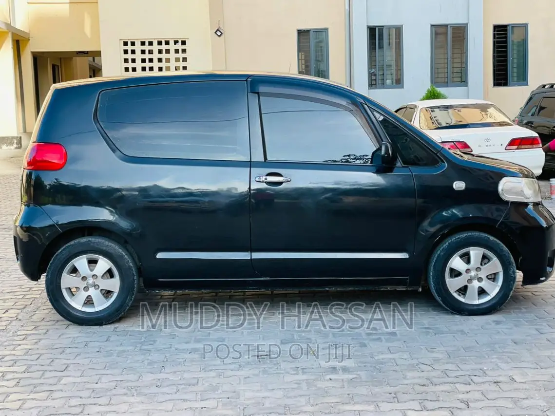 Toyota Porte 2005 Black