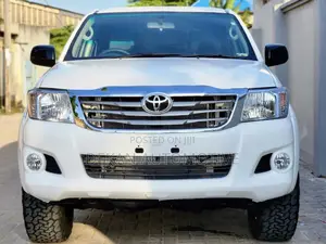 Photo - Toyota Hilux SR 4x4 2015 White