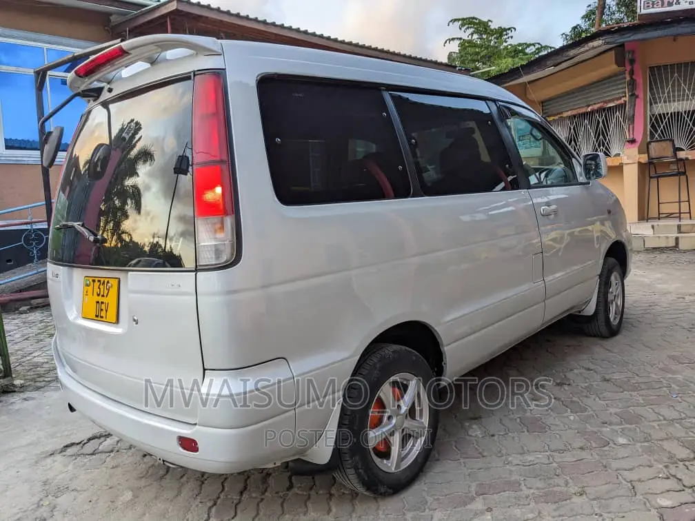 Toyota Noah 2004 White