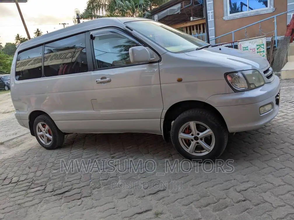 Toyota Noah 2004 White