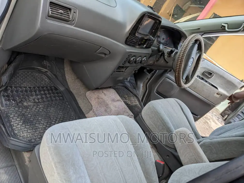 Toyota Noah 2004 White