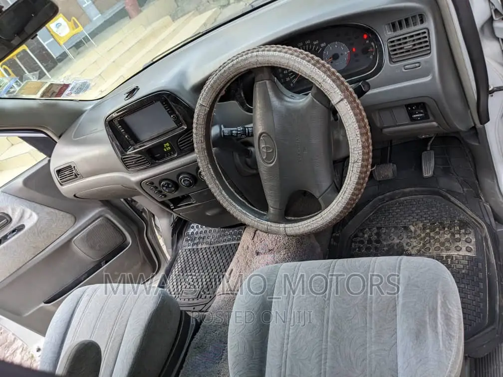 Toyota Noah 2004 White