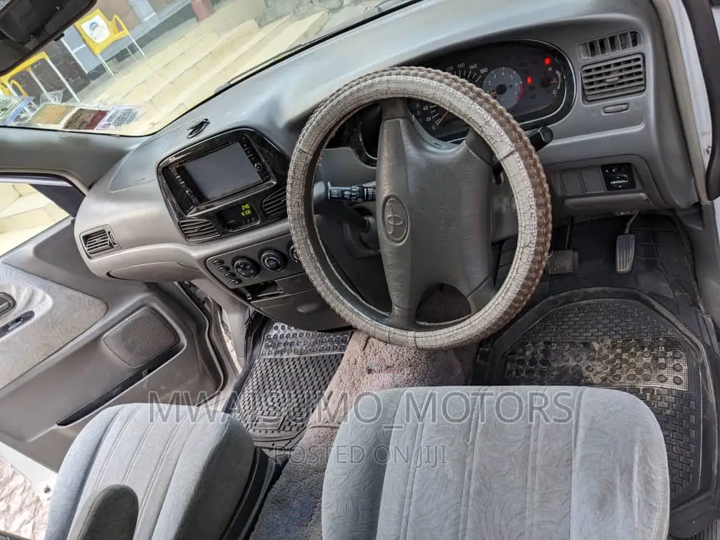 Toyota Noah 2004 White