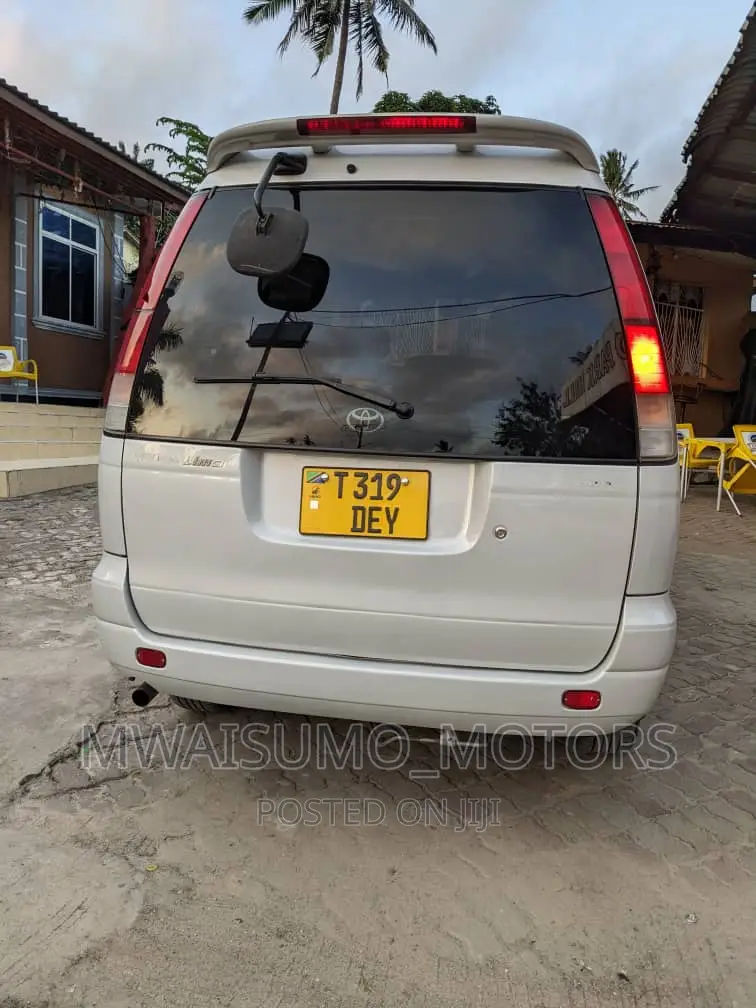 Toyota Noah 2004 White