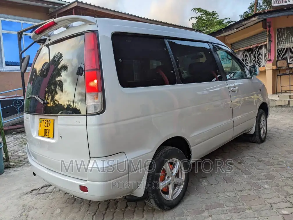 Toyota Noah 2004 White