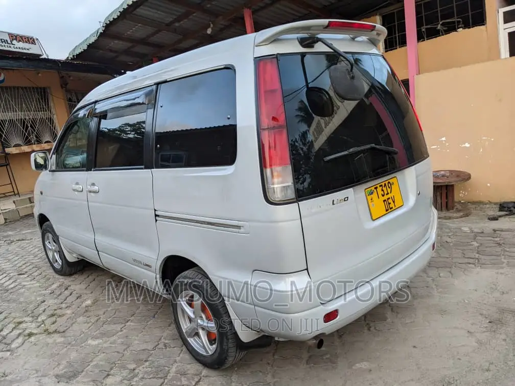 Toyota Noah 2004 White