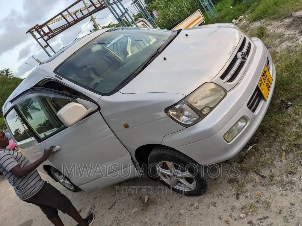 Toyota Noah 2004 White