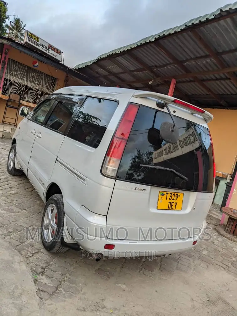 Toyota Noah 2004 White