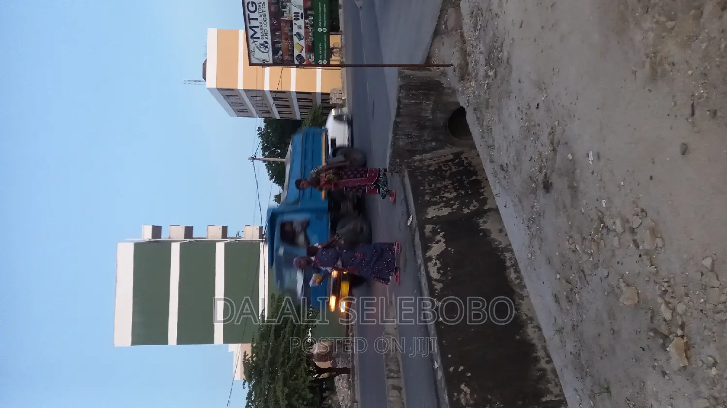 Frem Inatizama Lami Mwenge Tra Nyuma