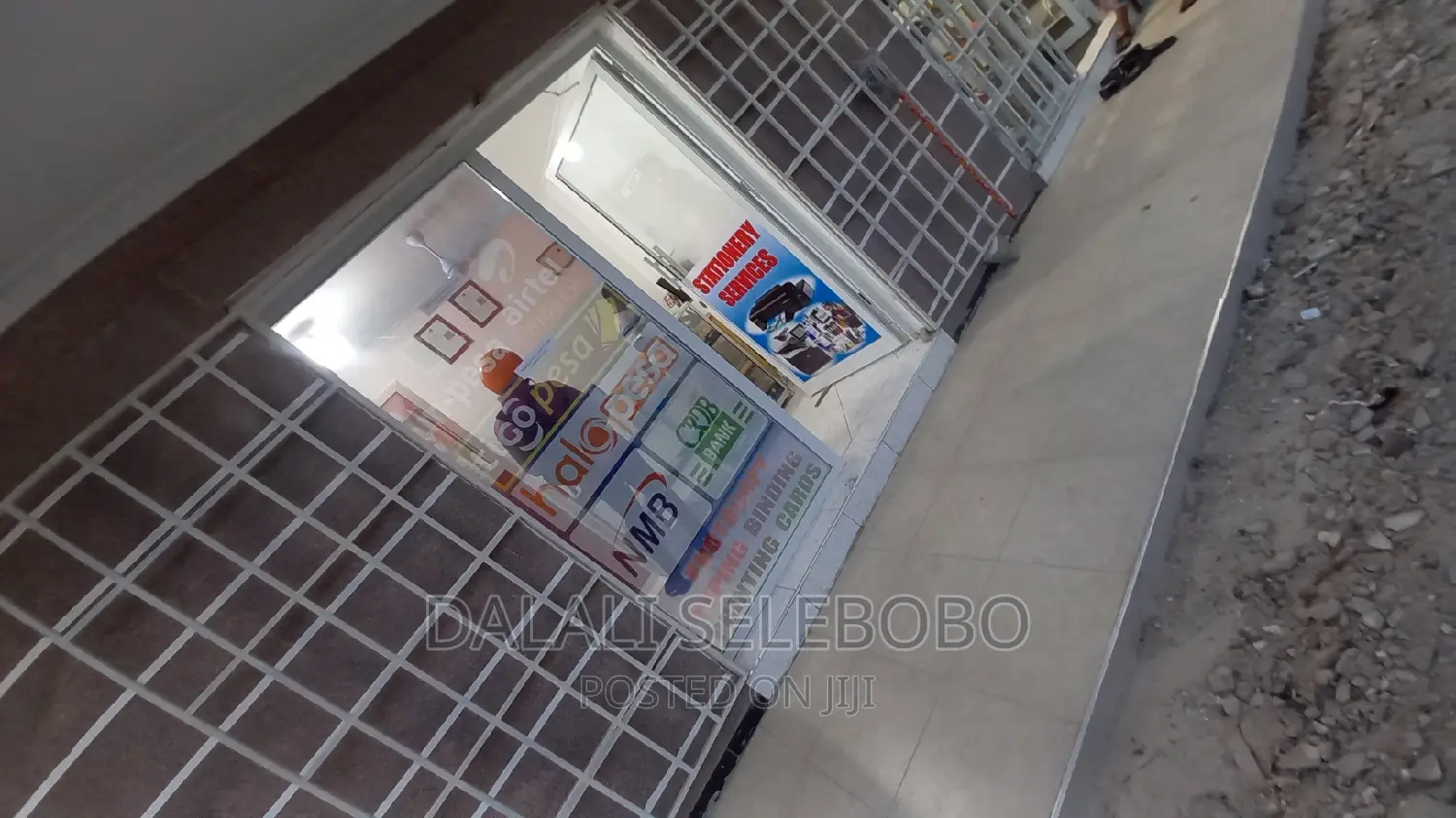 Frem Inatizama Lami Mwenge Tra Nyuma
