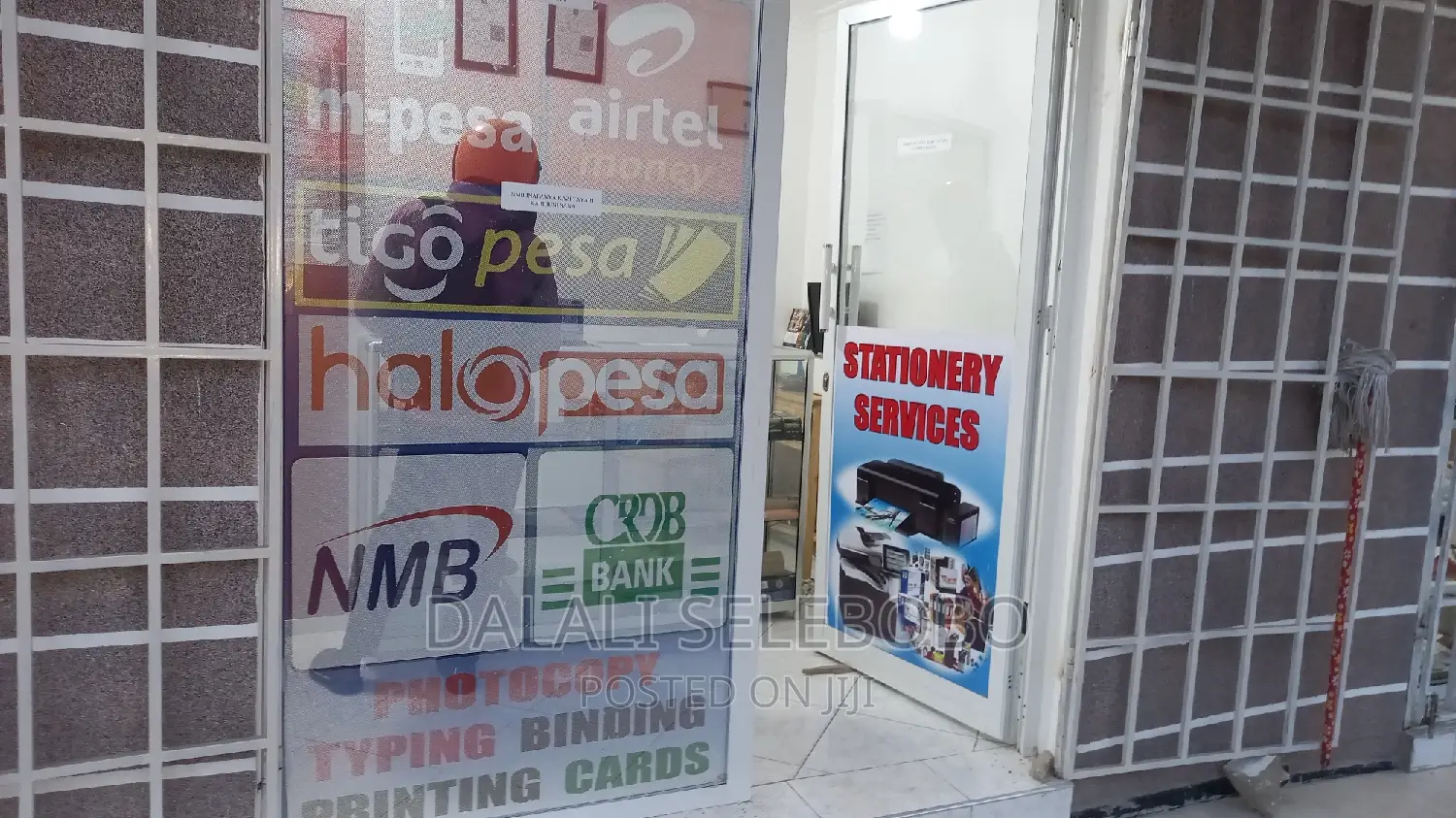 Frem Inatizama Lami Mwenge Tra Nyuma