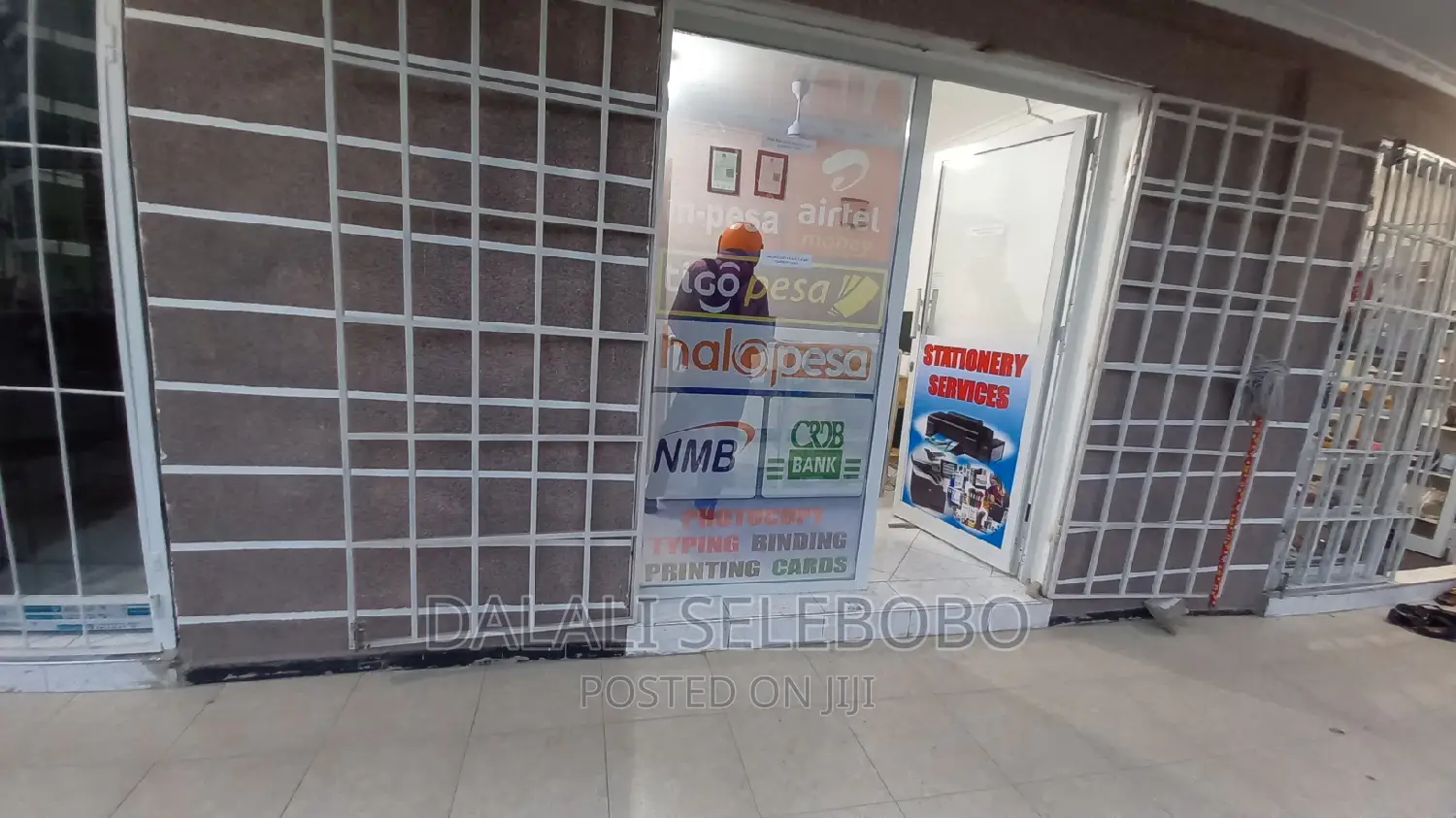 Frem Inatizama Lami Mwenge Tra Nyuma