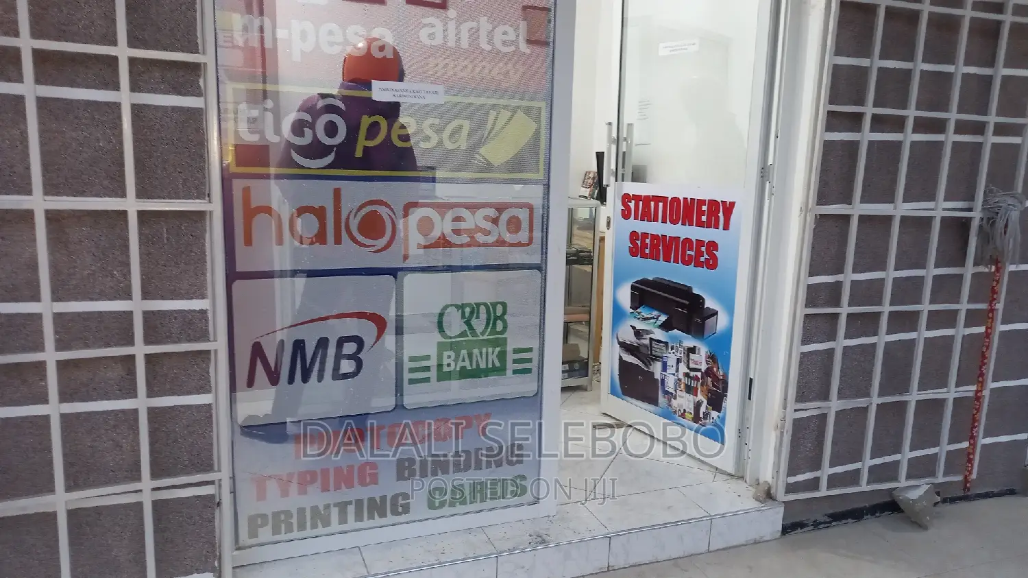 Frem Inatizama Lami Mwenge Tra Nyuma
