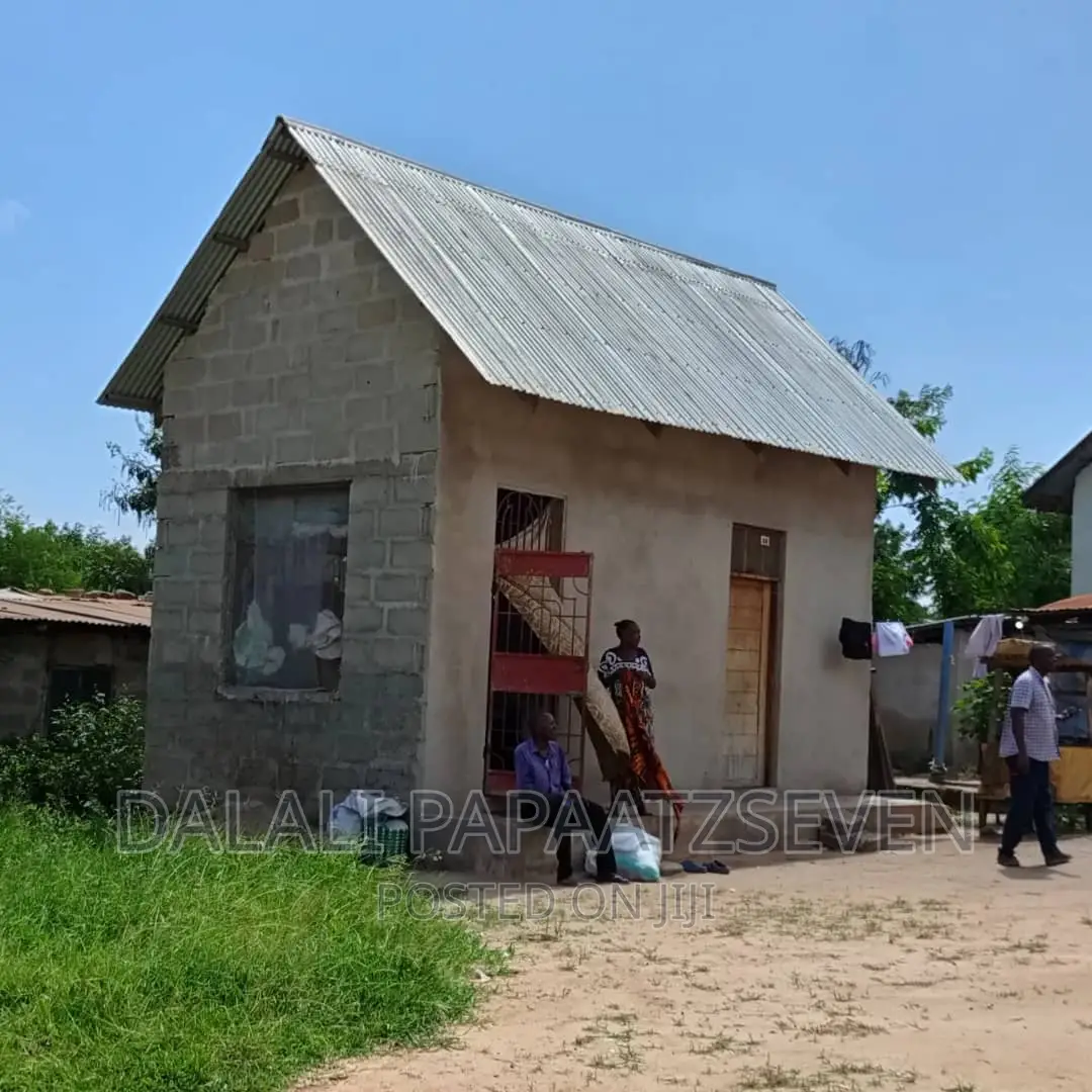 Eneo Lenye Ukubwa Wa SQMT 400 Linauzwa Lipo Tegeta Namanga