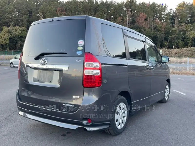 Toyota Noah 2010 Gray