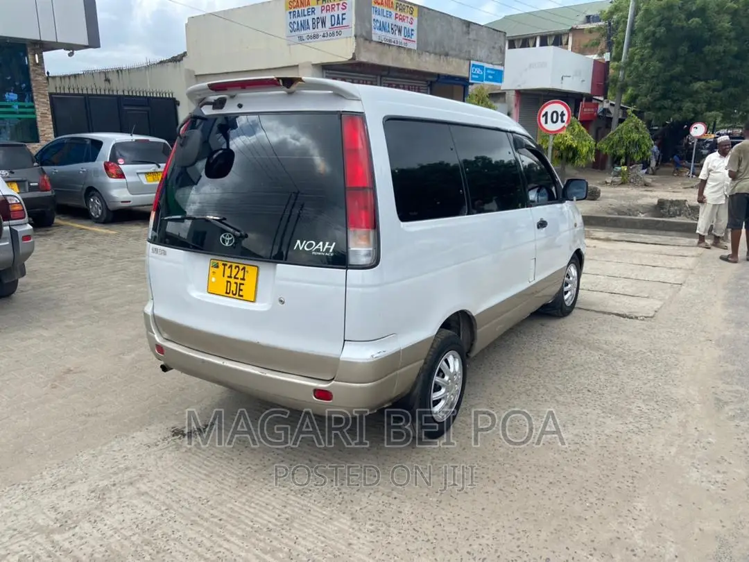 Toyota Noah 2005 White