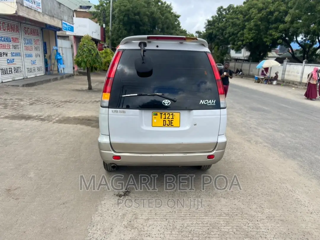 Toyota Noah 2005 White