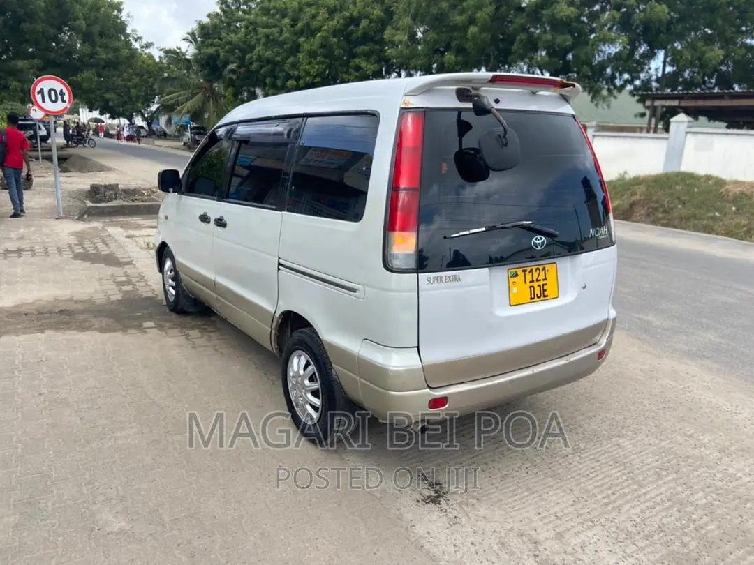 Toyota Noah 2005 White