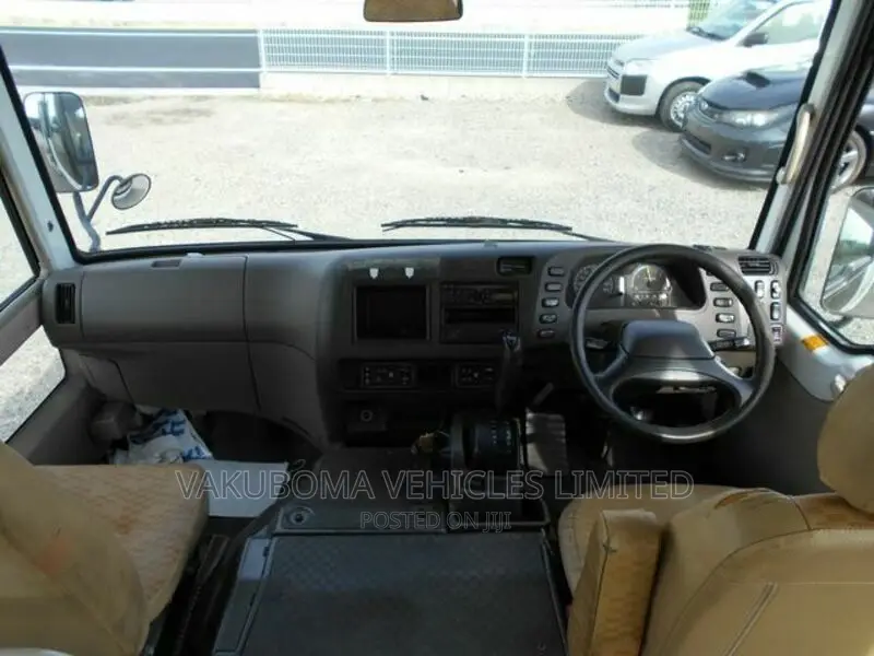 Mitsubishi Fuso Rosa 2011 White