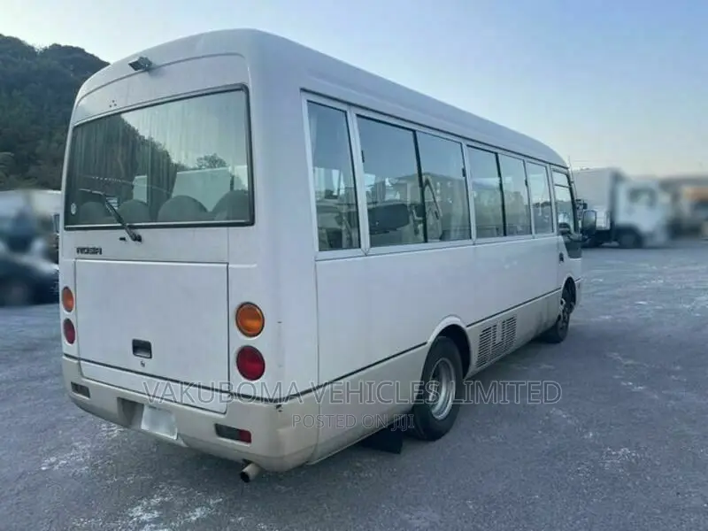 Mitsubishi Fuso Rosa 2002 White