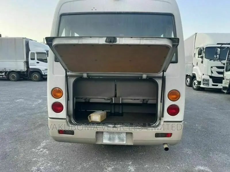 Mitsubishi Fuso Rosa 2002 White